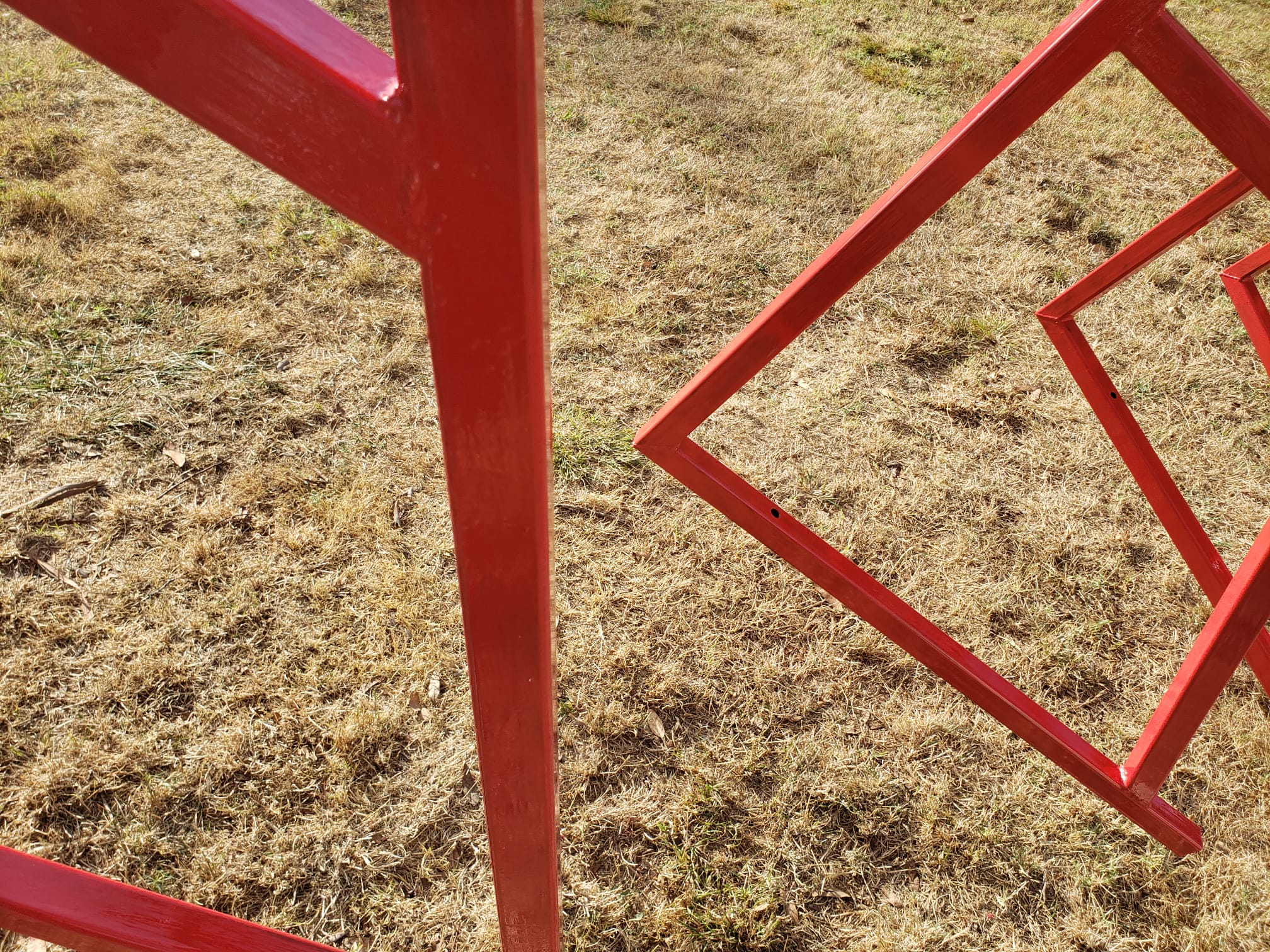 Structure rouge laquée